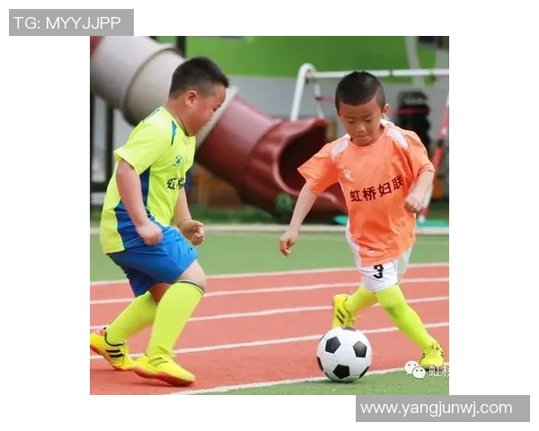 爱游泳的足球明星在水中展现不同风采与激情的故事